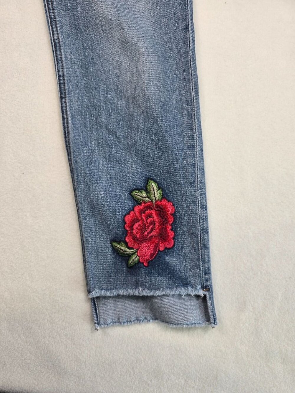 Sneak Peek Womens Floral Embroidered Blue Jeans Size 7 Distressed - Picture 2 of 8